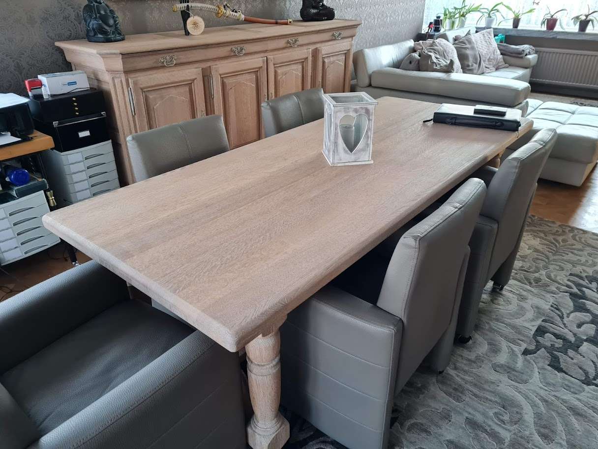Elegant afgewerkte houten tafel